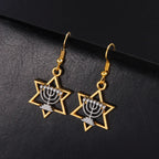 Oorbellen met hangers met Menorah en de <span data-glossary-id="star-of-david">Davidster</span>, joodse symbolen