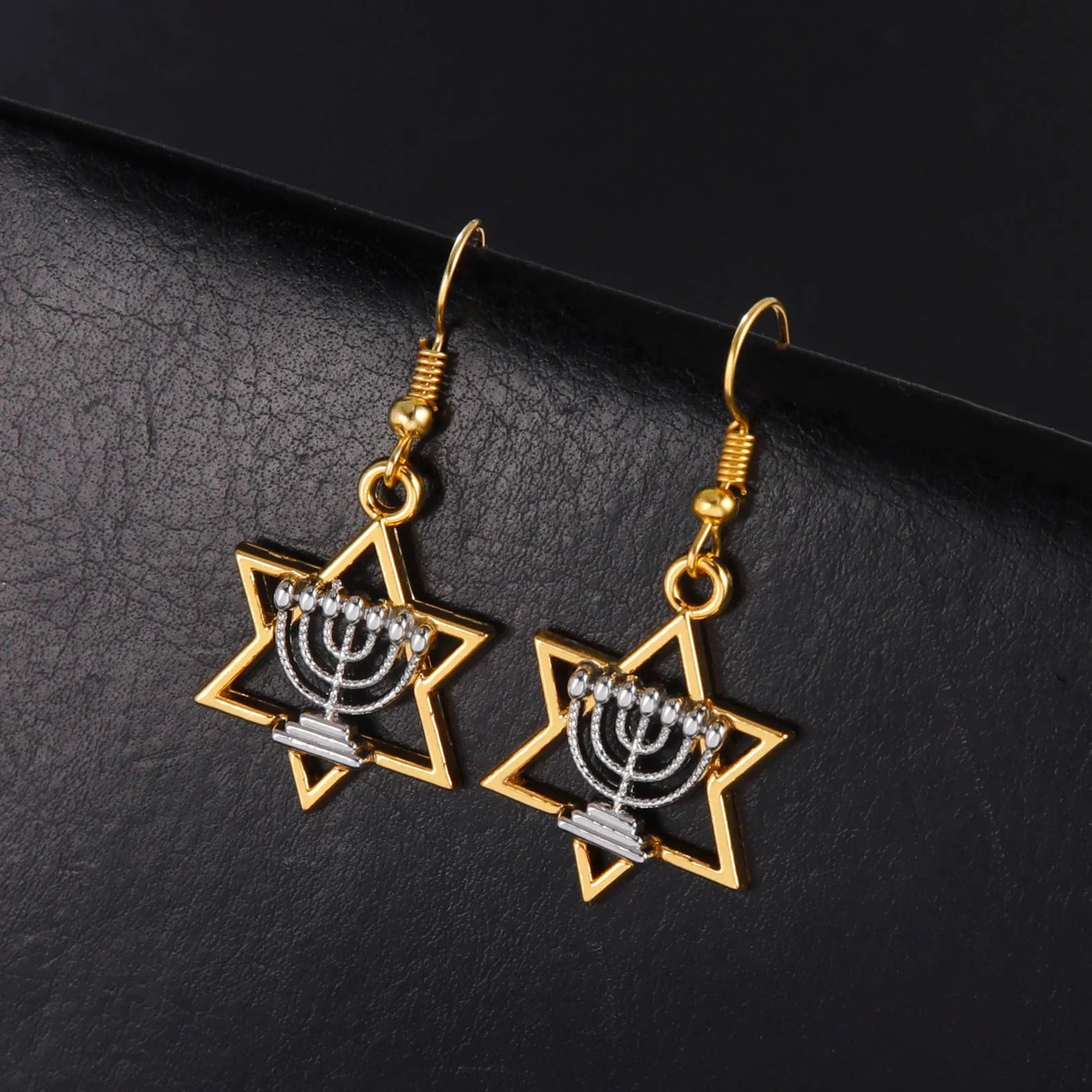 Oorbellen met hangers met Menorah en de <span data-glossary-id="star-of-david">Davidster</span>, joodse symbolen