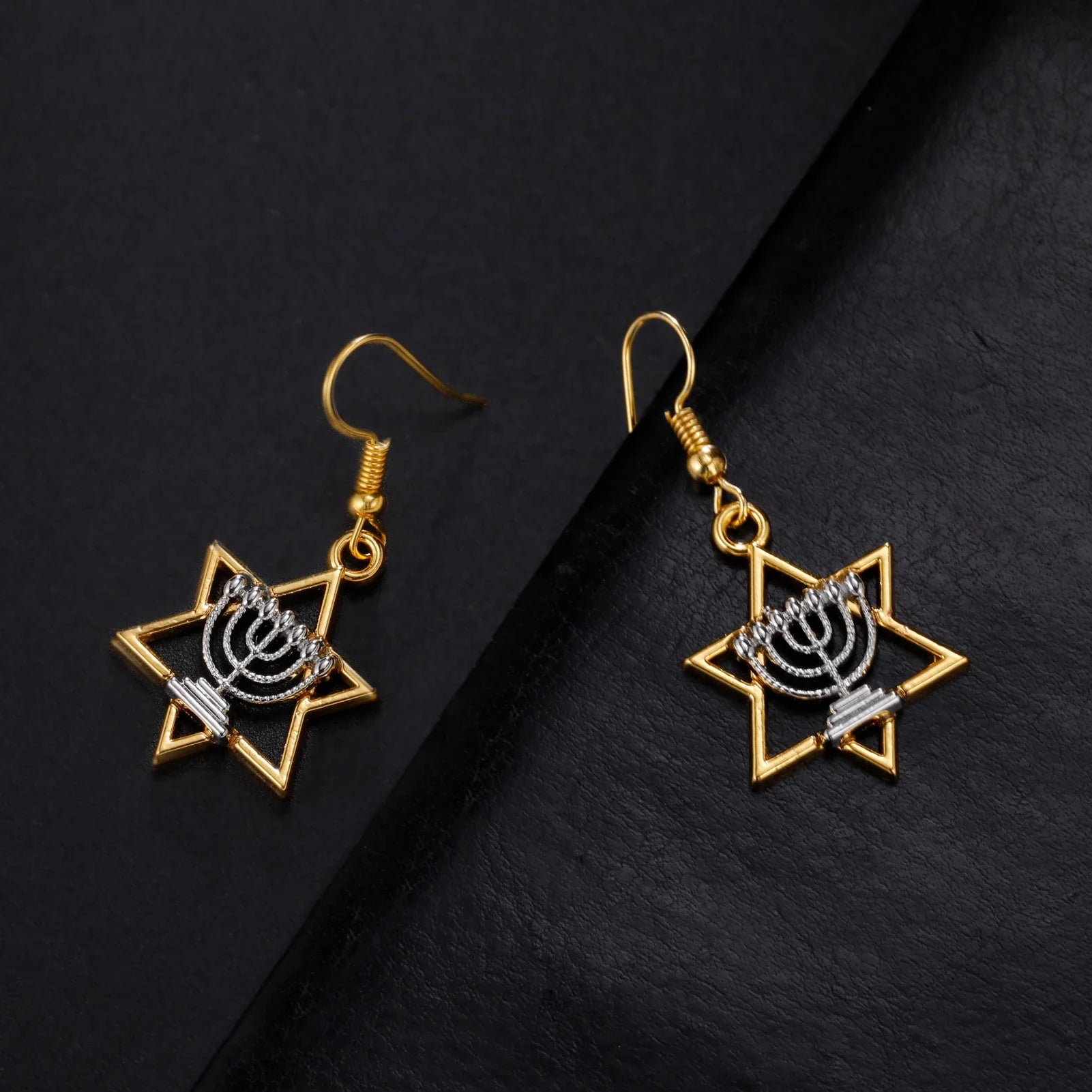 Oorbellen met hangers met Menorah en de <span data-glossary-id="star-of-david">Davidster</span>, joodse symbolen