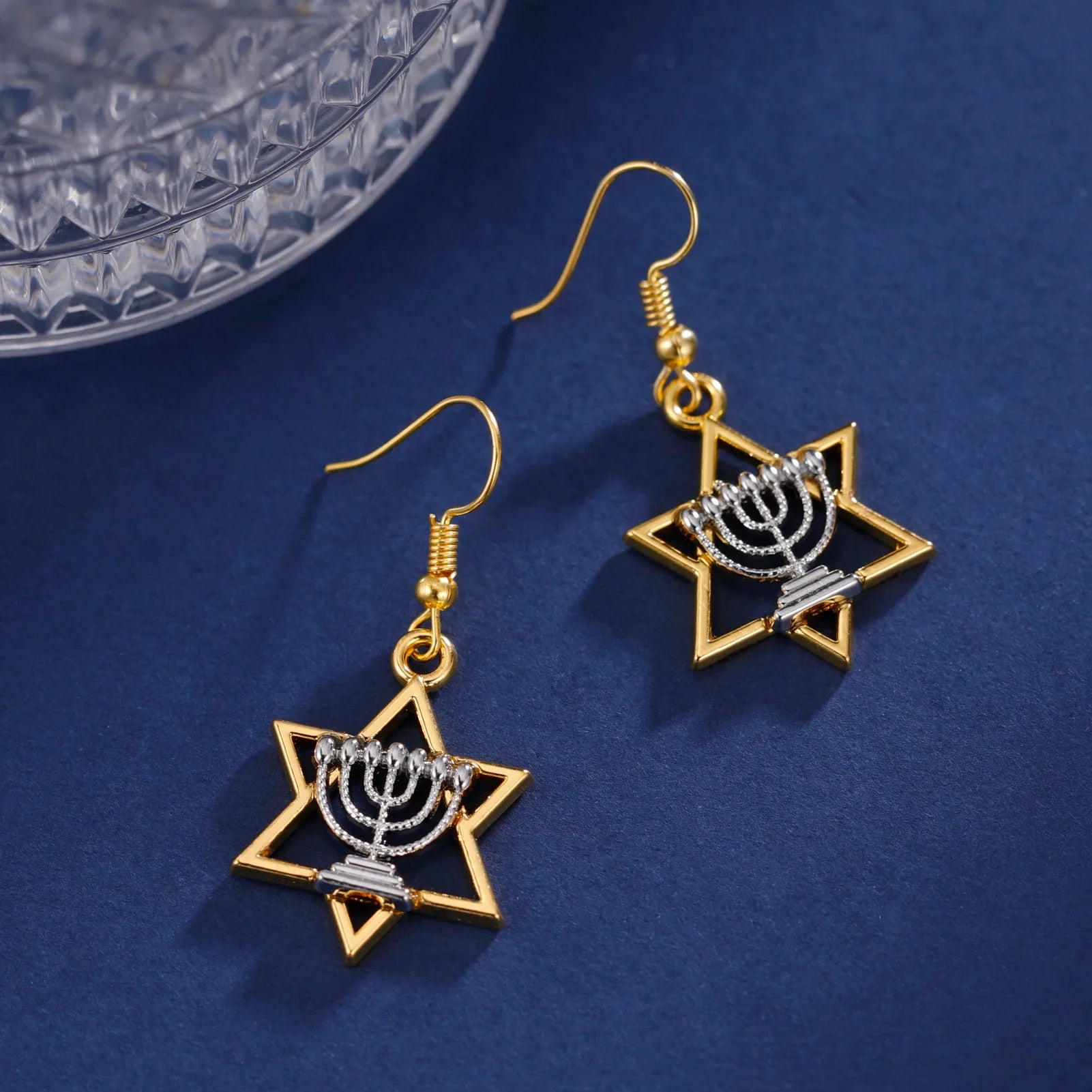 Oorbellen met hangers met Menorah en de <span data-glossary-id="star-of-david">Davidster</span>, joodse symbolen
