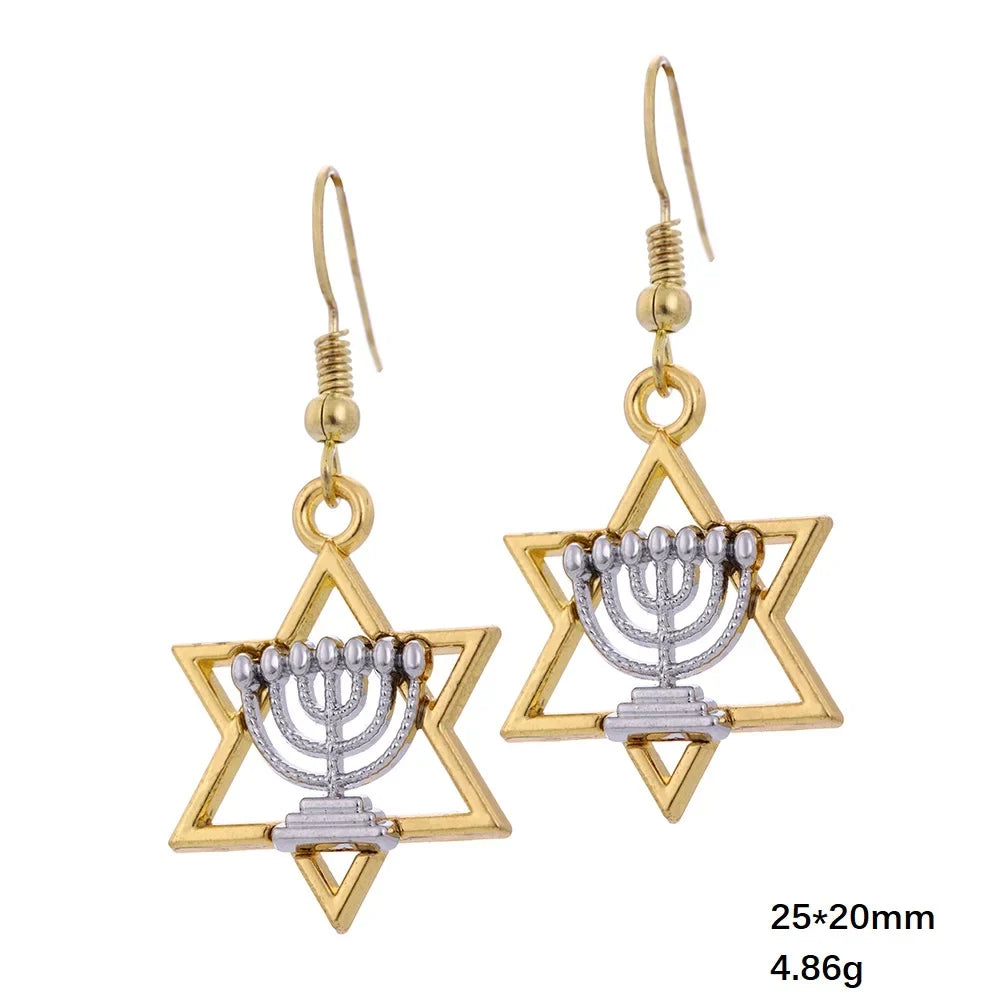 Oorbellen met hangers met Menorah en de <span data-glossary-id="star-of-david">Davidster</span>, joodse symbolen