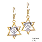 Oorbellen met hangers met Menorah en de <span data-glossary-id="star-of-david">Davidster</span>, joodse symbolen
