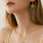 Oorbellen met hangers met Menora en de <span data-glossary-id="Star of David">Davidster</span> 