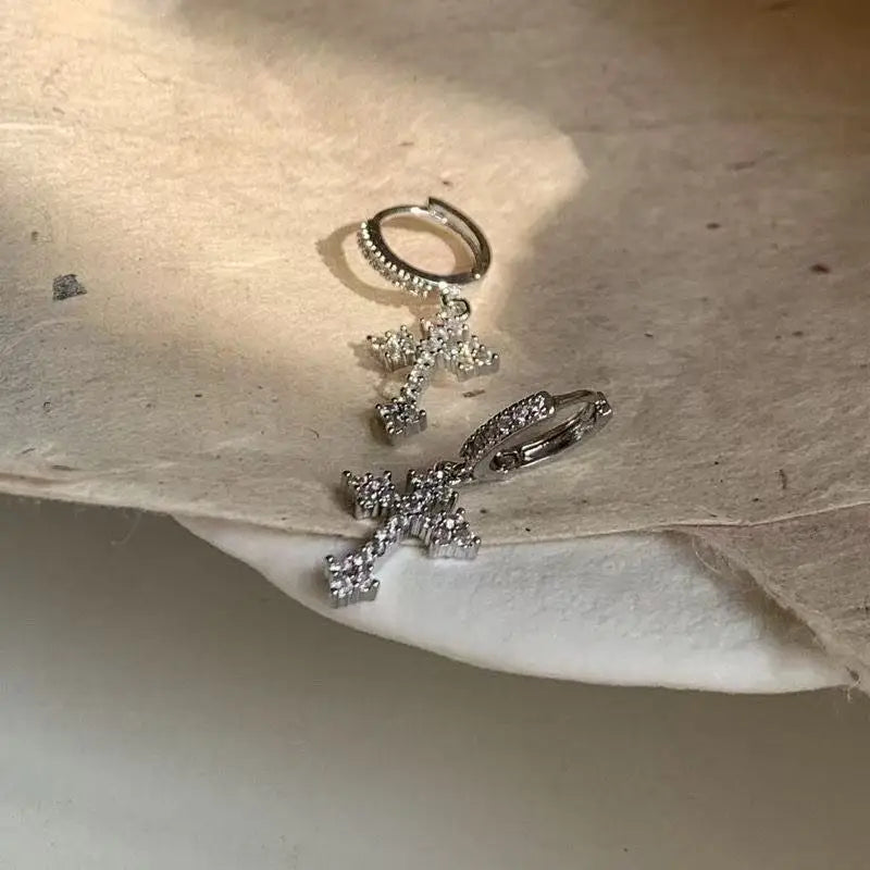 Boucles d'Oreilles Pendantes Croix Chrétienne en Zircon