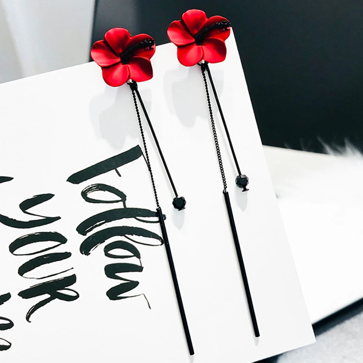 Boucles d'Oreilles Pendantes Fleur Rouge et Chaîne rouge