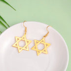 Zeshoekige hangende oorbellen met het Joodse symbool van de gouden <span data-glossary-id="star-of-david">Davidster</span>