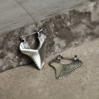 Boucles d'Oreilles Pendantes Incrustées Dent de Requin