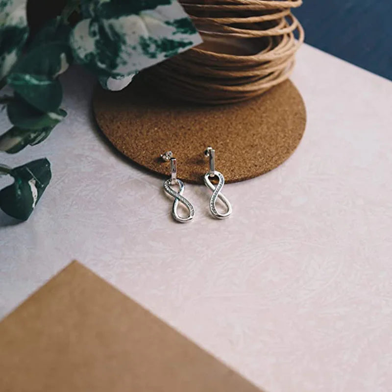Hangende oorbellen met oneindigheidssymbool versierd met strass