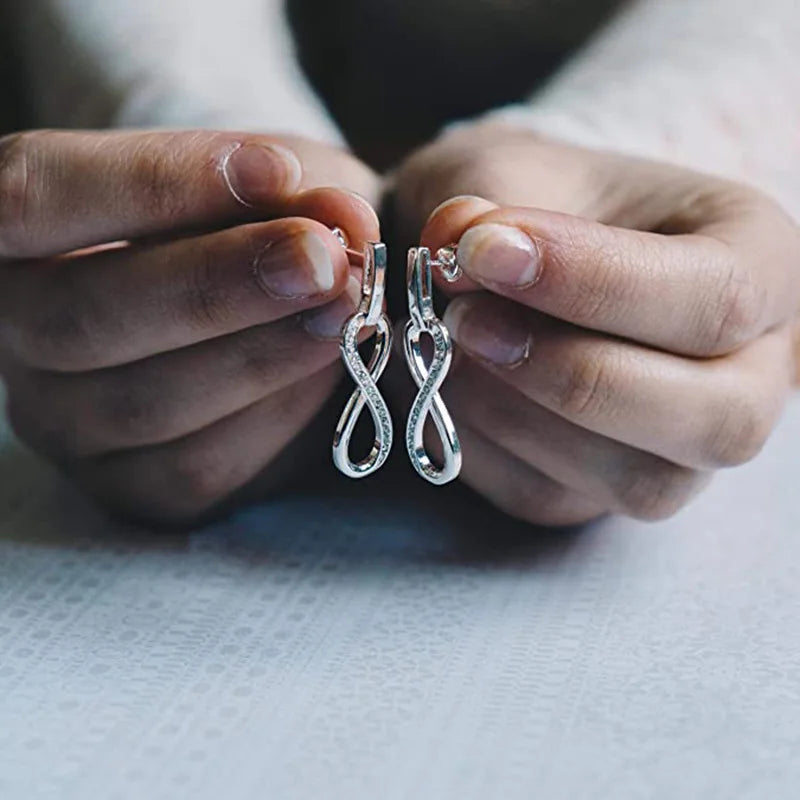 Hangende oorbellen met oneindigheidssymbool versierd met strass