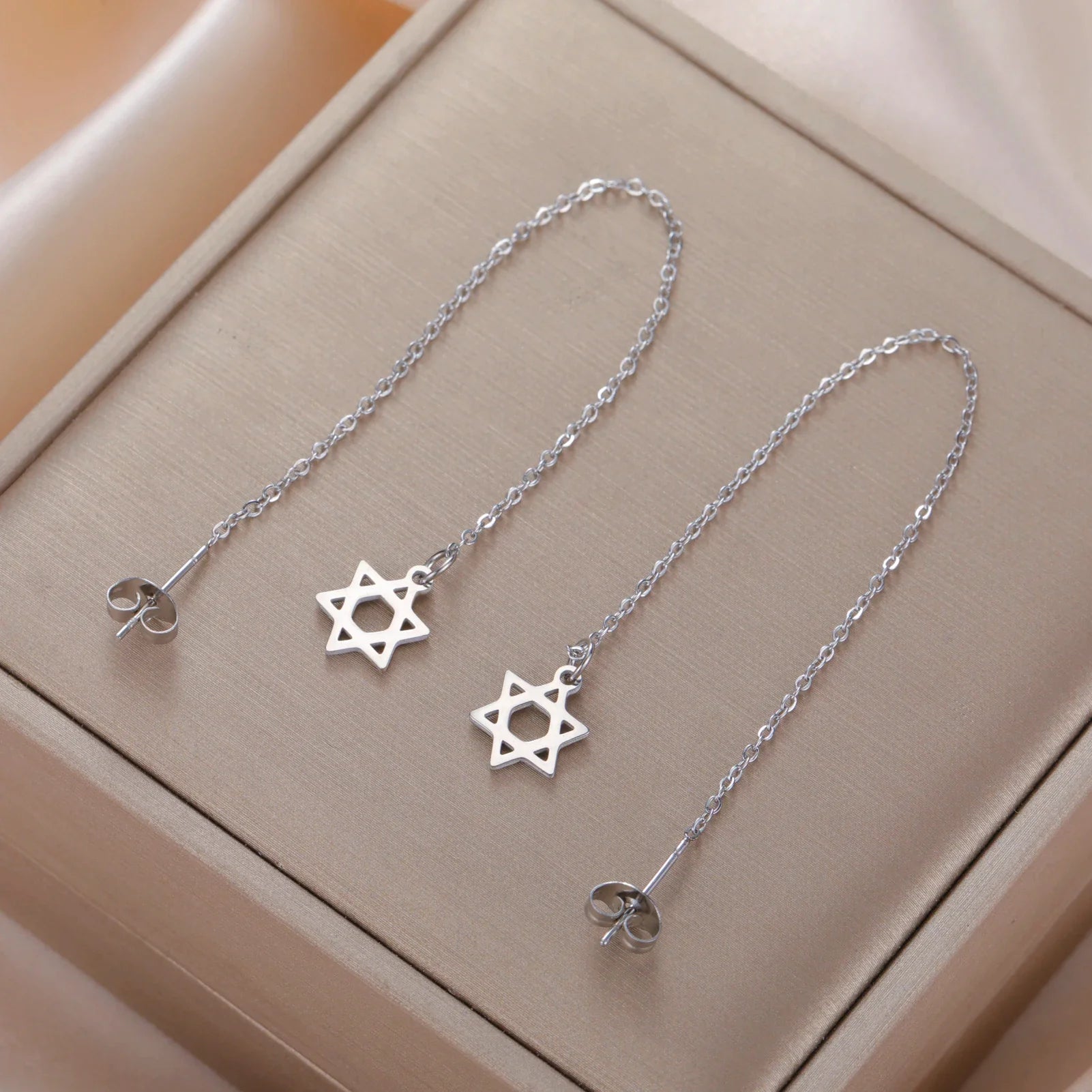 Lange hangende oorbellen met de <span data-glossary-id="star-of-david">Davidster</span> joods symbool zilver