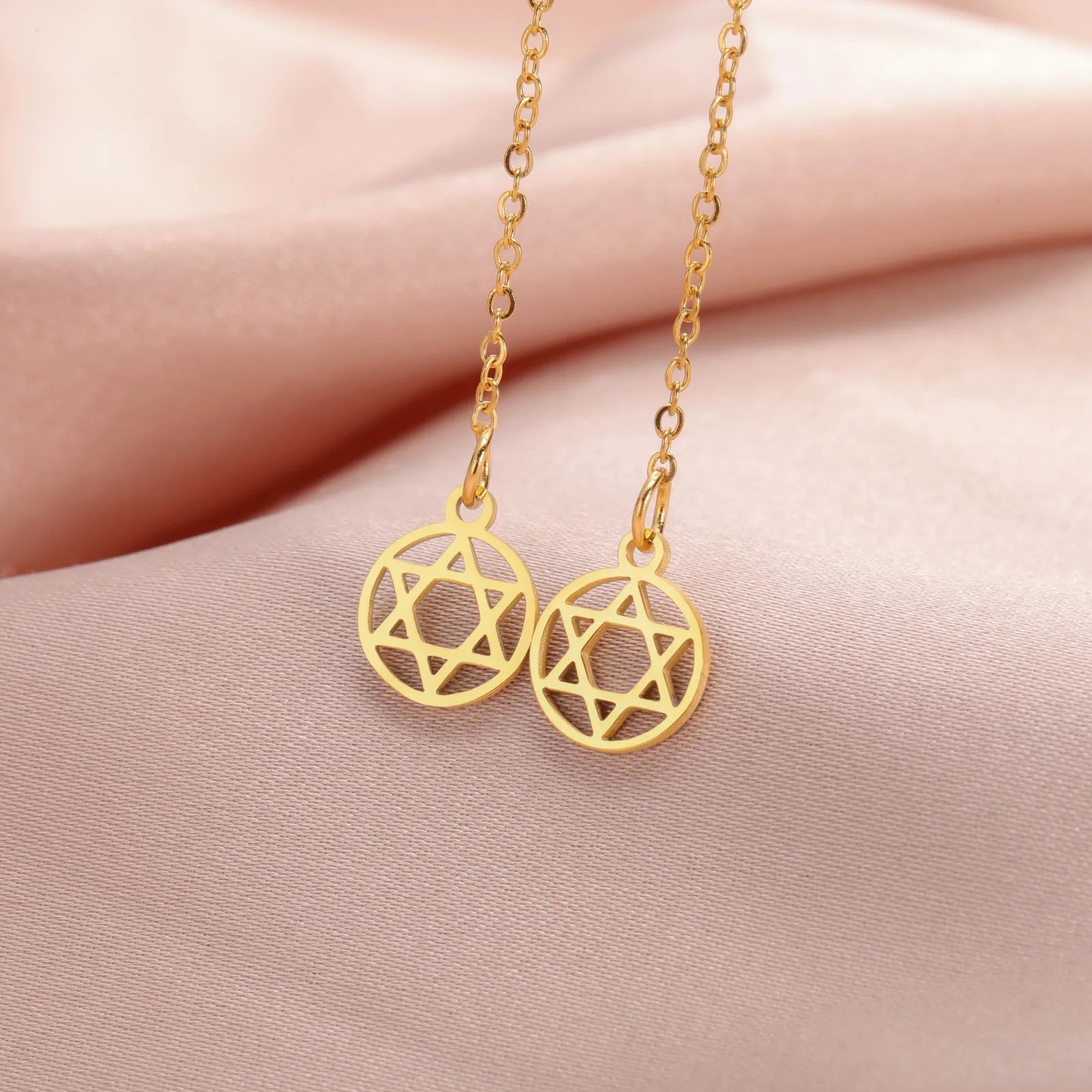 Lange hangende oorbellen met de ronde <span data-glossary-id="star-of-david">Davidster</span> joods symbool goud