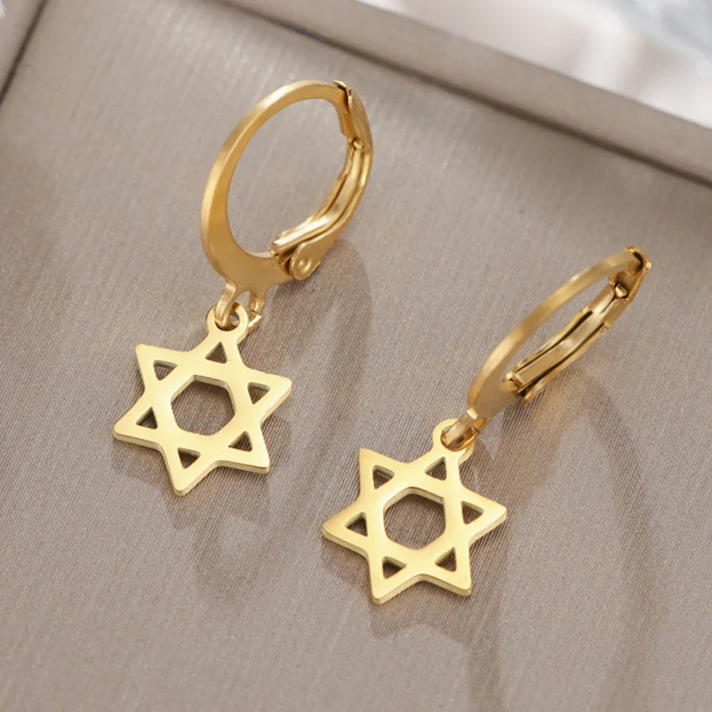 Hangers voor dames met de symbolische Joodse <span data-glossary-id="star-of-david">Davidster</span> in goud