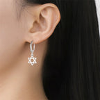 Hangers voor dames met de symbolische Joodse <span data-glossary-id="star-of-david">Davidster</span> in zilver
