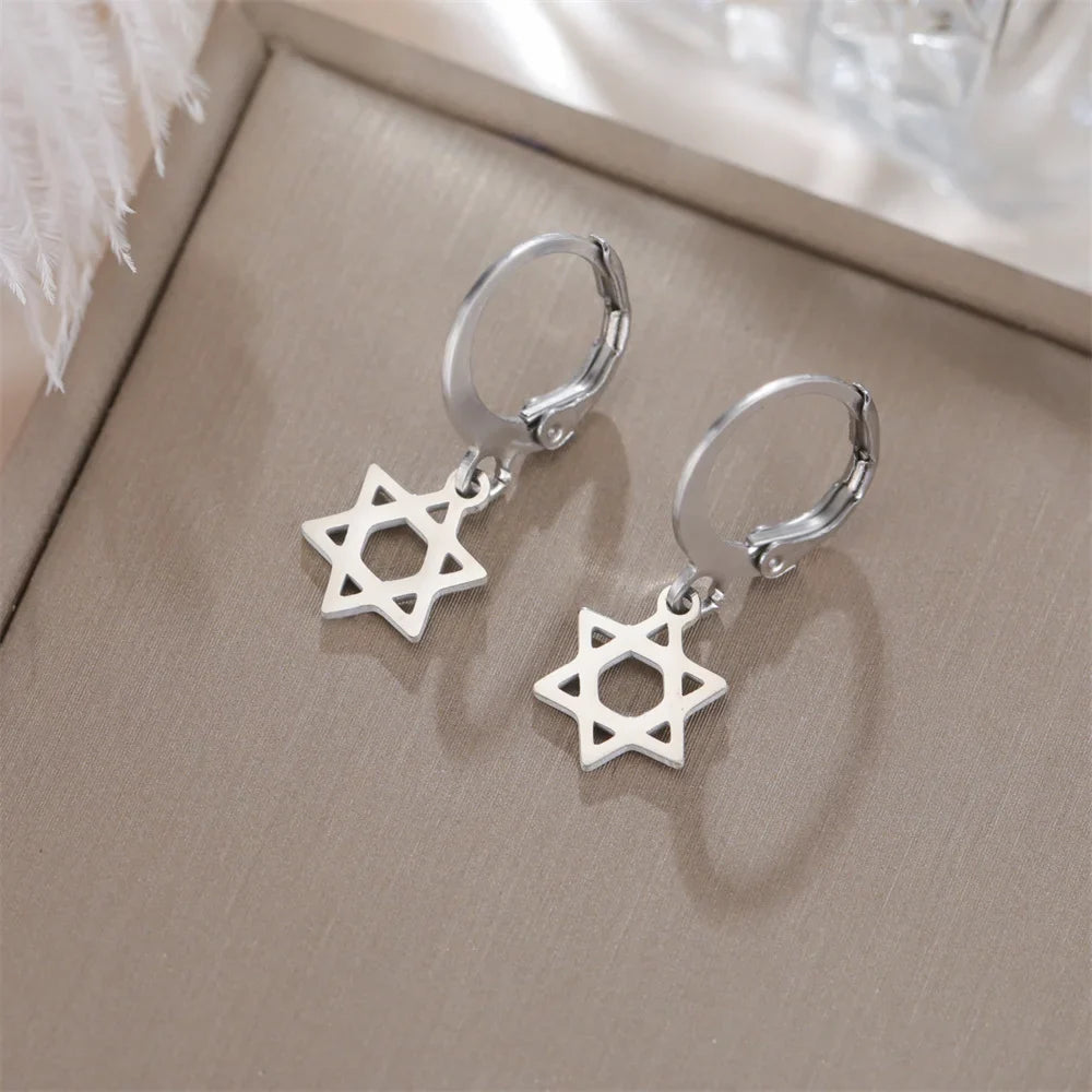 Hangers voor dames met de symbolische Joodse <span data-glossary-id="star-of-david">Davidster</span> in zilver
