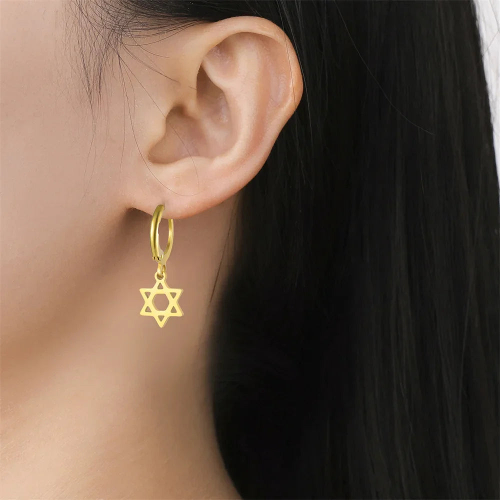 Hangers voor dames met de symbolische Joodse <span data-glossary-id="star-of-david">Davidster</span> in goud