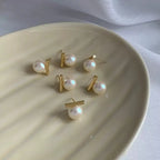 Parel oorbellen met geometrische staaf