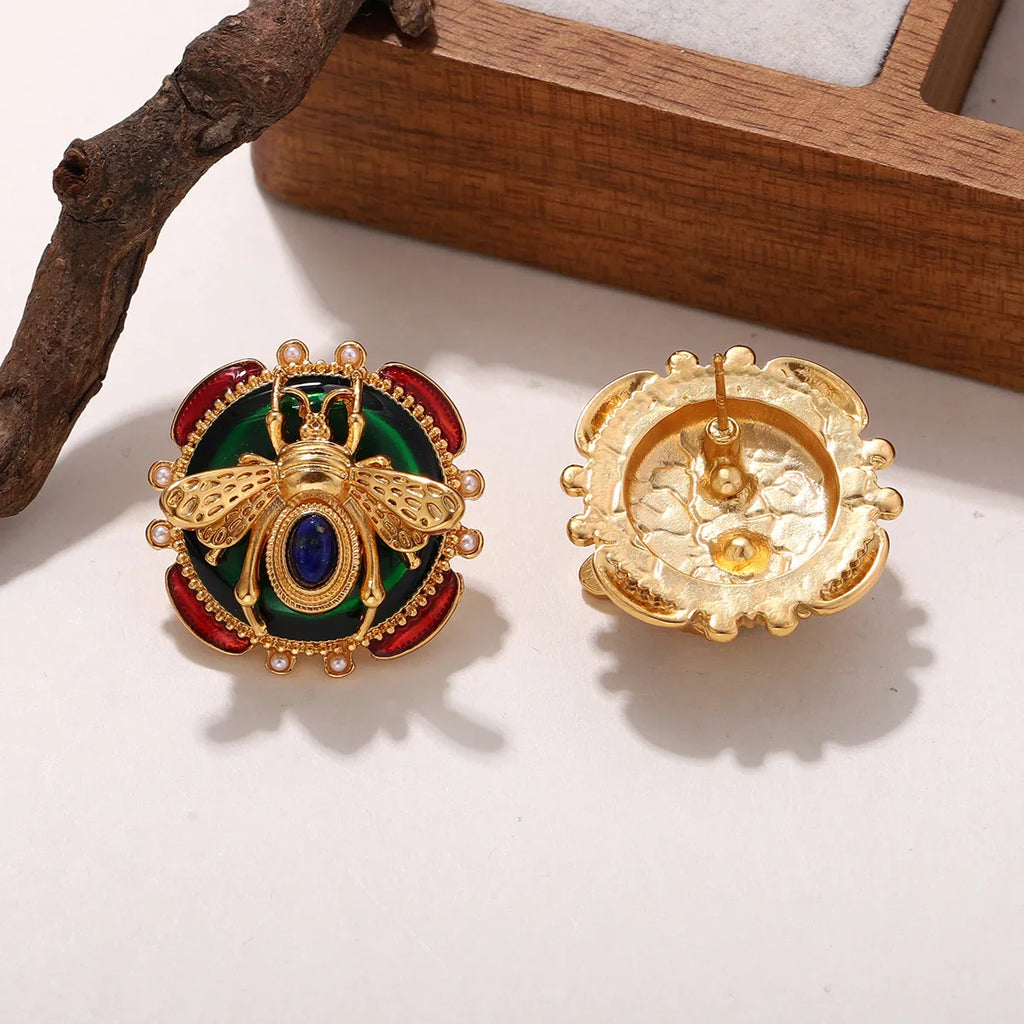 Ronde oorbellen bij groen