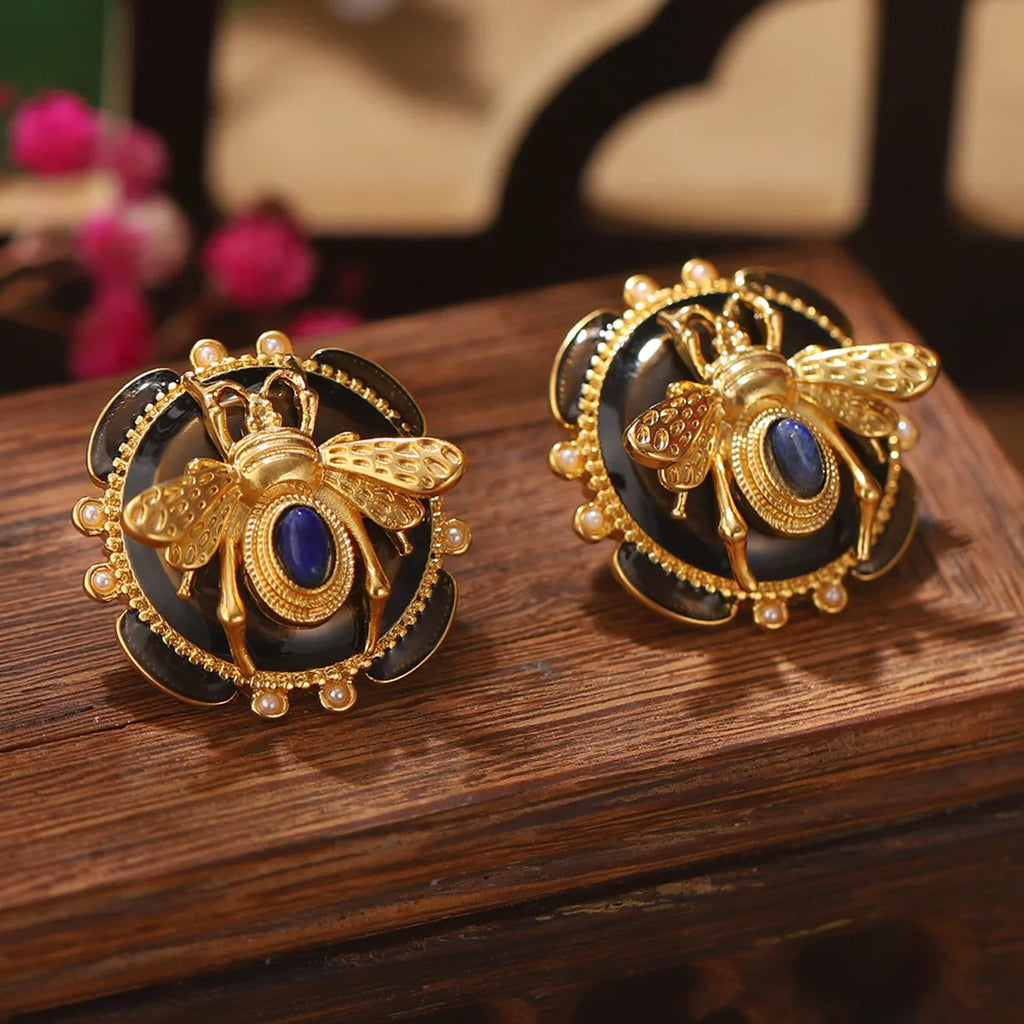 Ronde oorbellen bij zwart