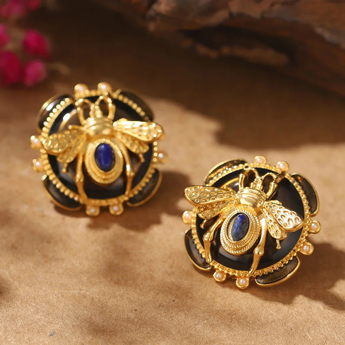 Ronde oorbellen bij zwart