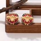 Ronde oorbellen bij rood