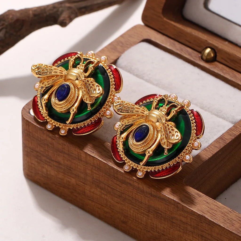 Ronde oorbellen bij groen