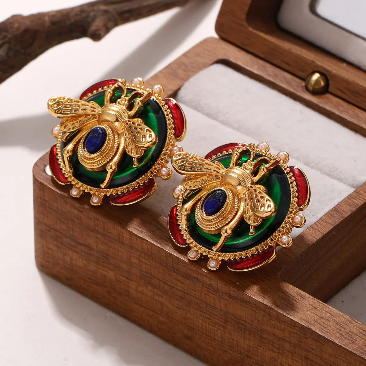 Ronde oorbellen bij groen