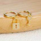 Hoepeloorbellen met sleutel en slot met strass, sleutel en slot, goud