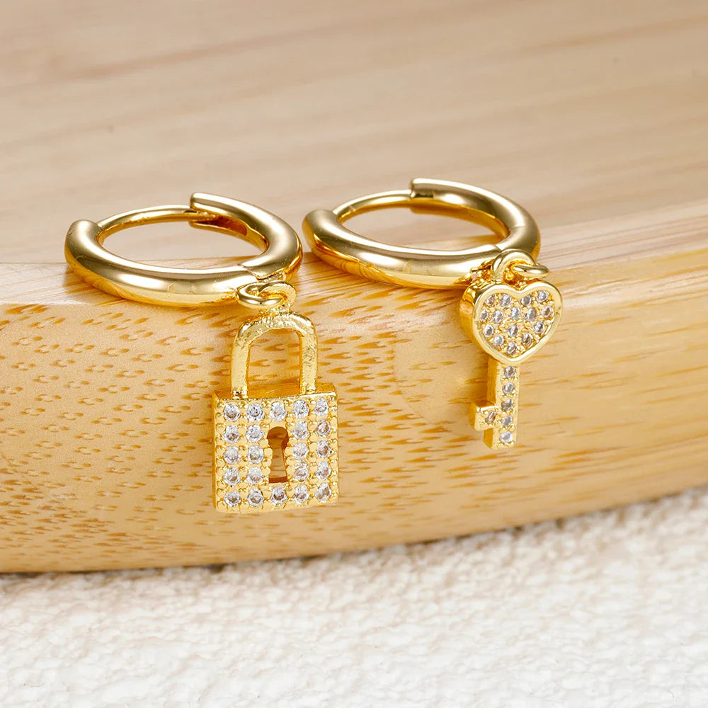 Hoepeloorbellen met sleutel en slot met strass, sleutel en slot, goud