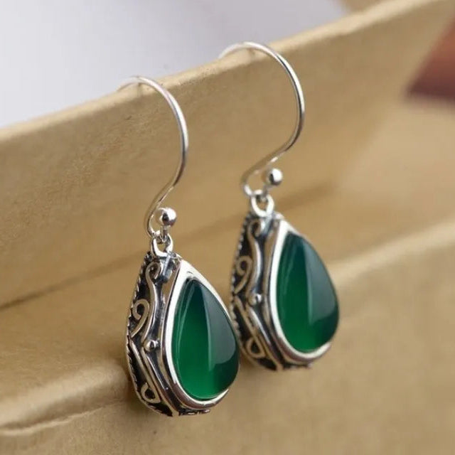 Etnische oorbellen met hun druppelvorm in zilver en groen