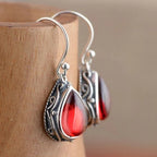 Etnische oorbellen met hun druppelvorm in zilver en rood