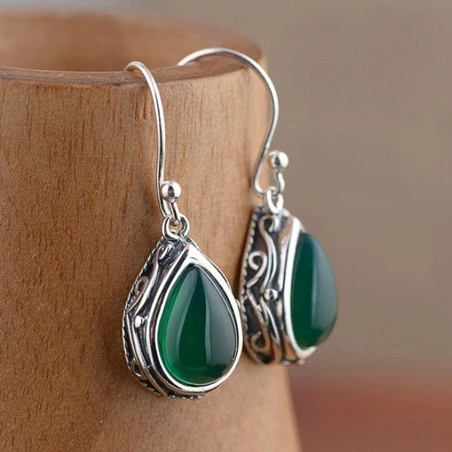Etnische oorbellen met hun druppelvorm in zilver en groen