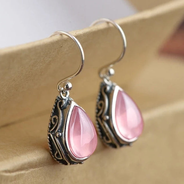 Etnische oorbellen met hun druppelvorm in zilver en roze