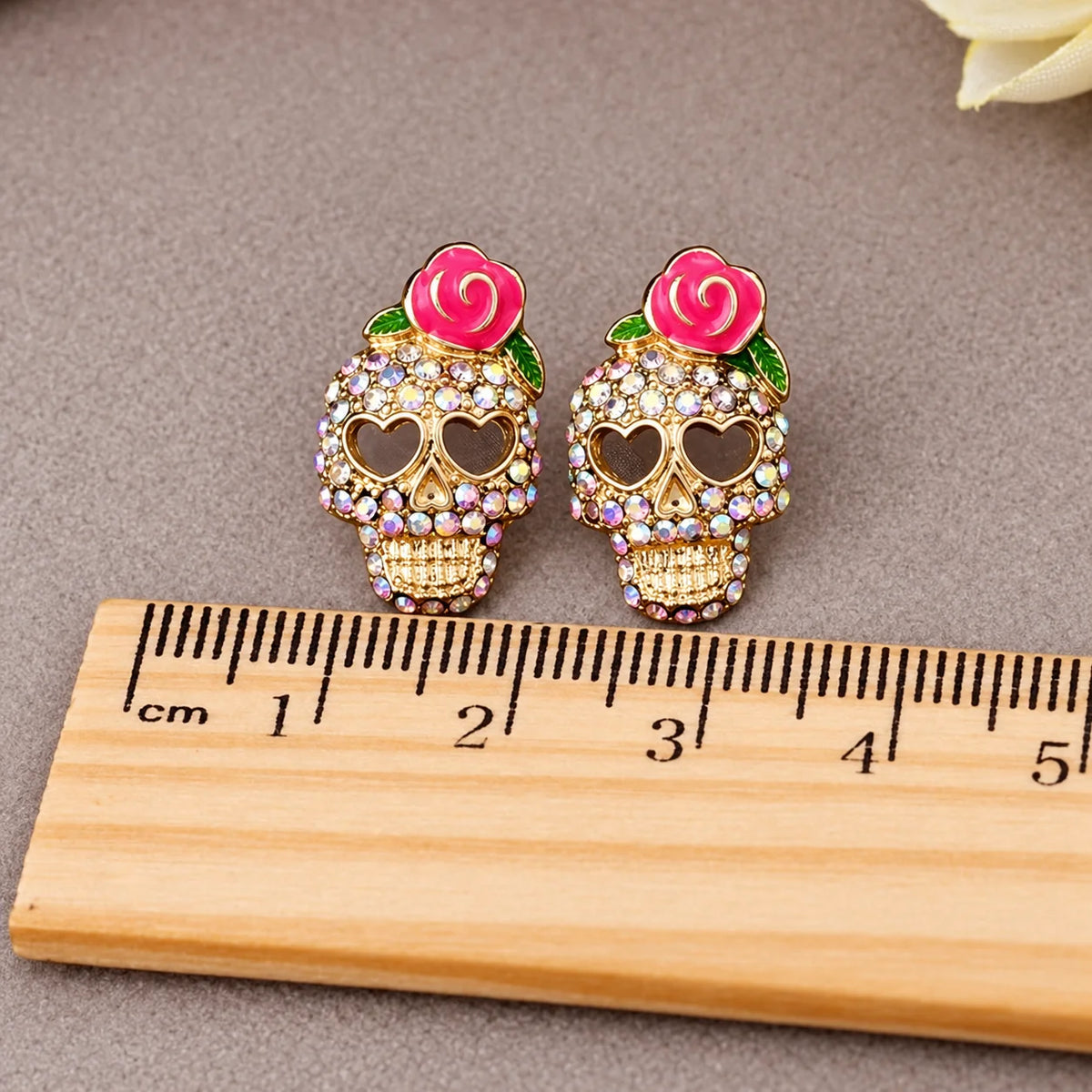 Gül ve kalp gözlü taşlı Calavera kafatası küpeleri