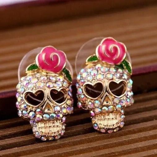 Gül ve kalp gözlü taşlı Calavera kafatası küpeleri