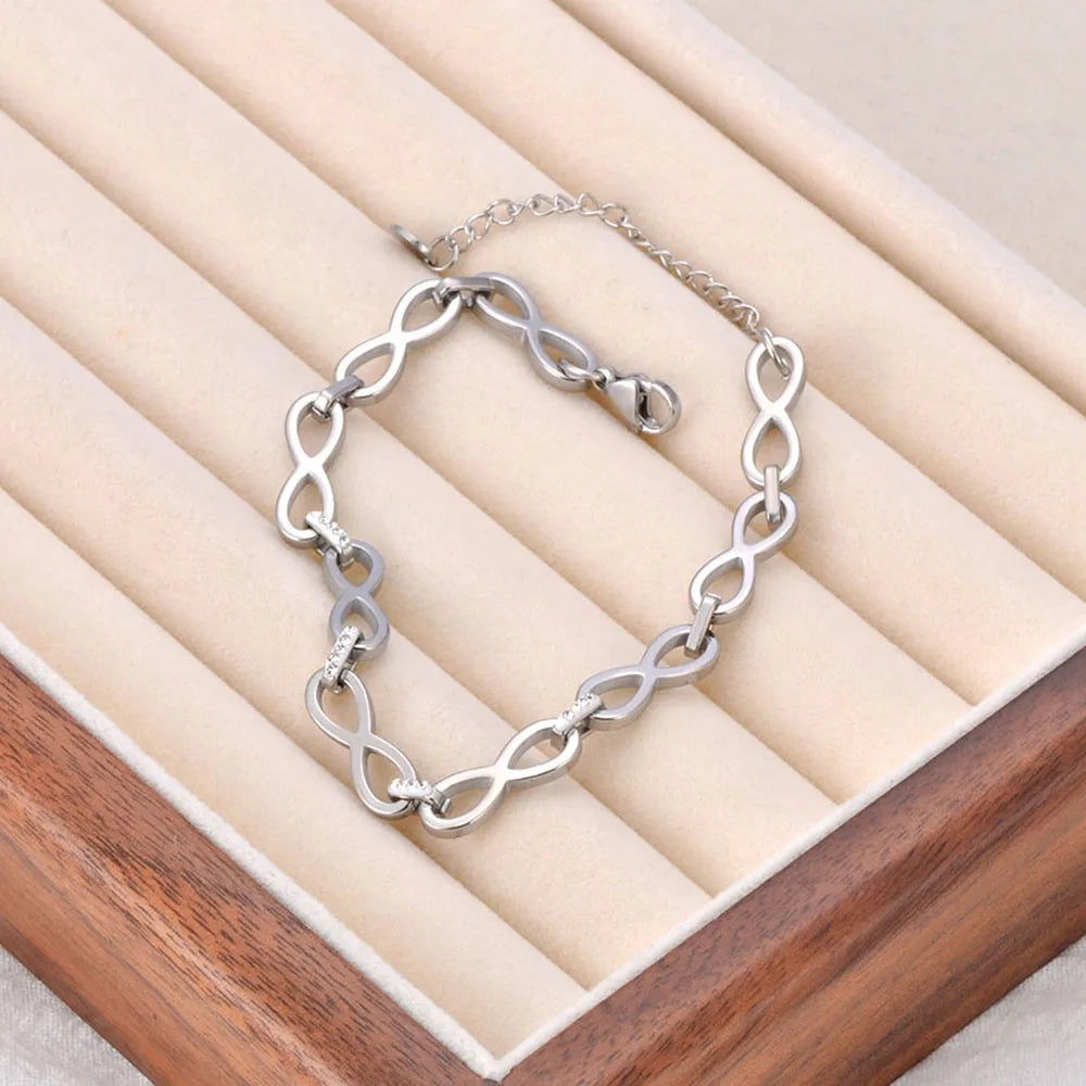 Armband met ineengestrengelde oneindigheidssymbolen zilver