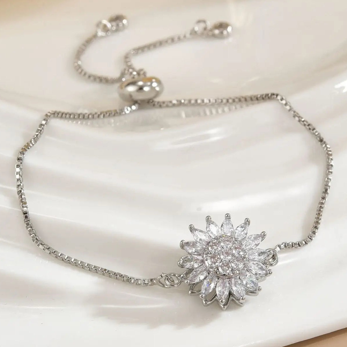Bracelet anti-stress avec fleur rotative et cristaux argent