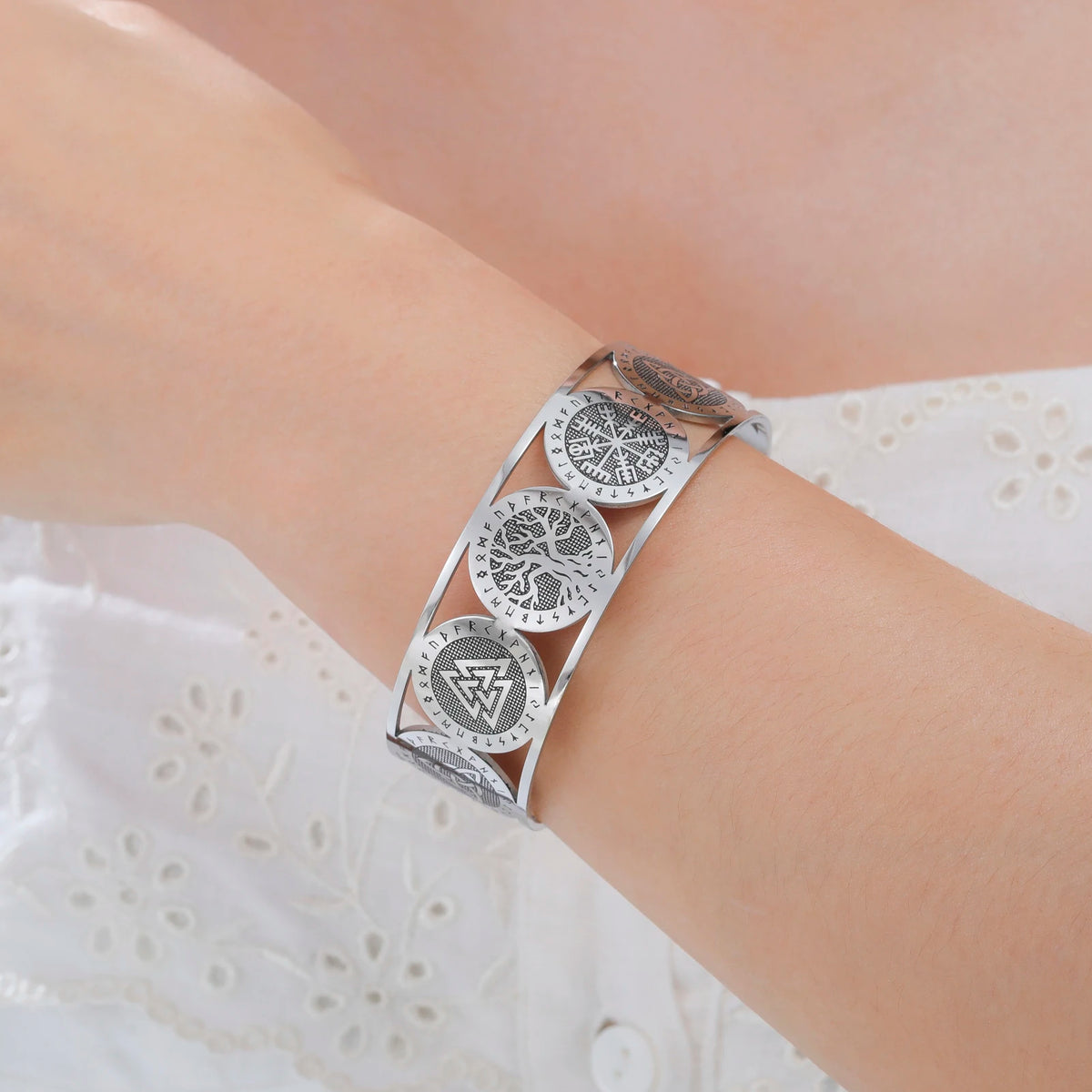 Levensboomarmband in Noordse stijl versierd met runen zilver