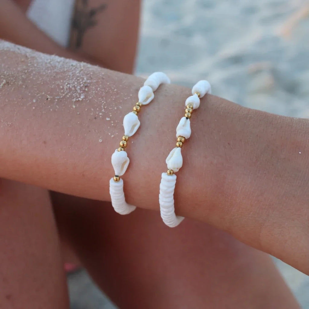 Armband met Cauri schelp en parels