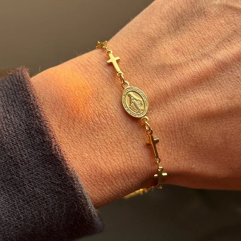 Armband met medaille van de Maagd Maria en gouden kruis