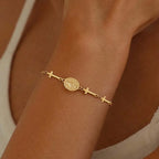 Armband met medaille van de Maagd Maria en gouden kruis