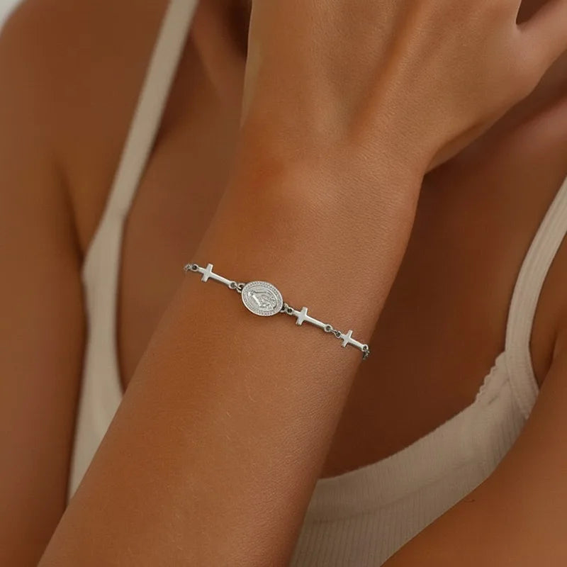 Armband met medaille van de Maagd Maria en zilveren kruis