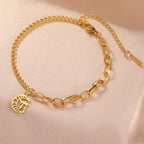 Armband met het Joodse beschermingssymbool Chai op een gouden maansikkel