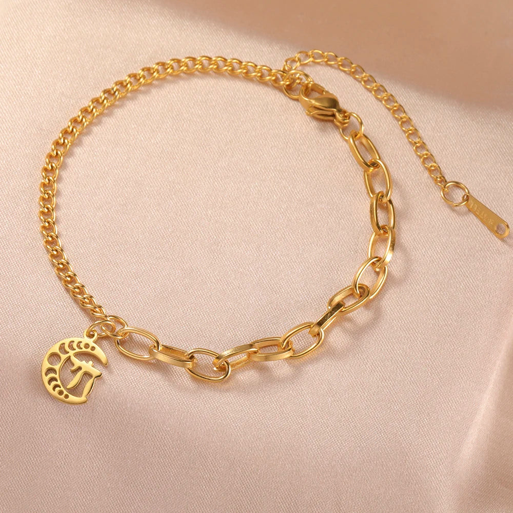 Armband met het Joodse beschermingssymbool Chai op een gouden maansikkel