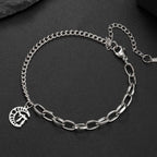 Armband met het Joodse beschermingssymbool Chai op een zilveren maansikkel