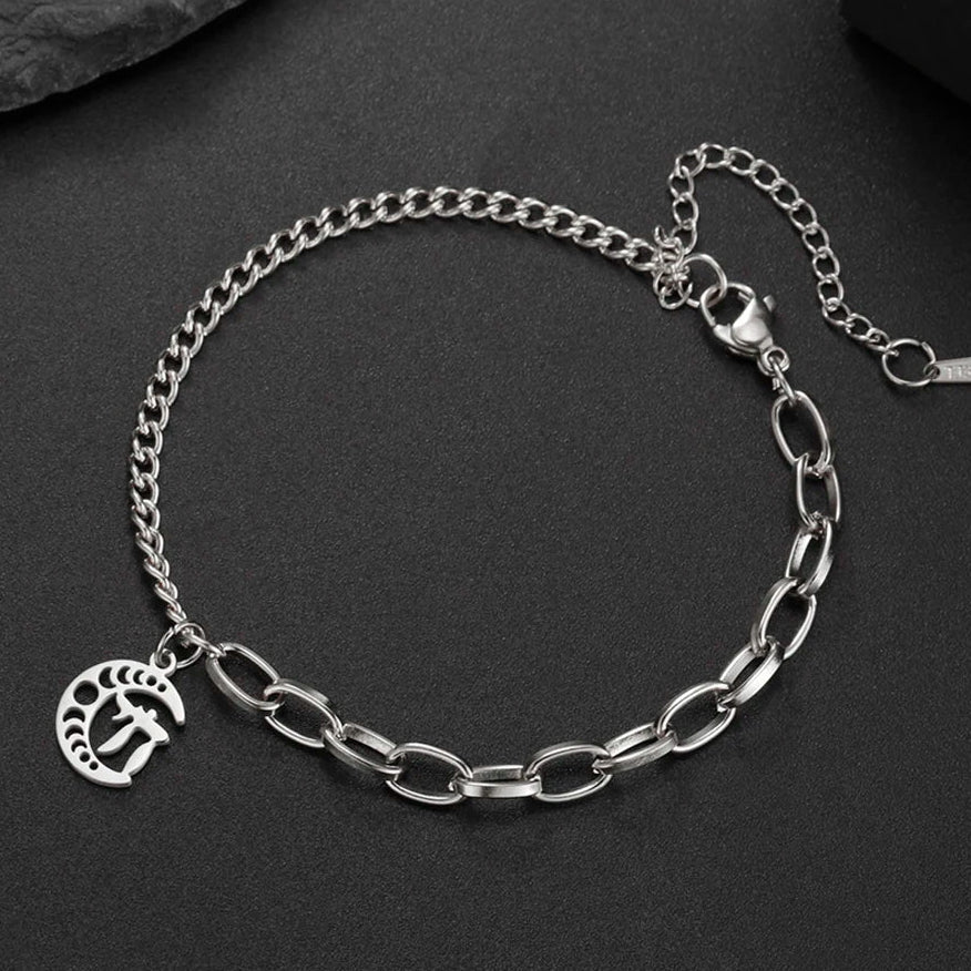 Armband met het Joodse beschermingssymbool Chai op een zilveren maansikkel