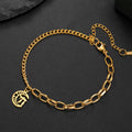 Armband met het Joodse beschermingssymbool Chai op een gouden maansikkel