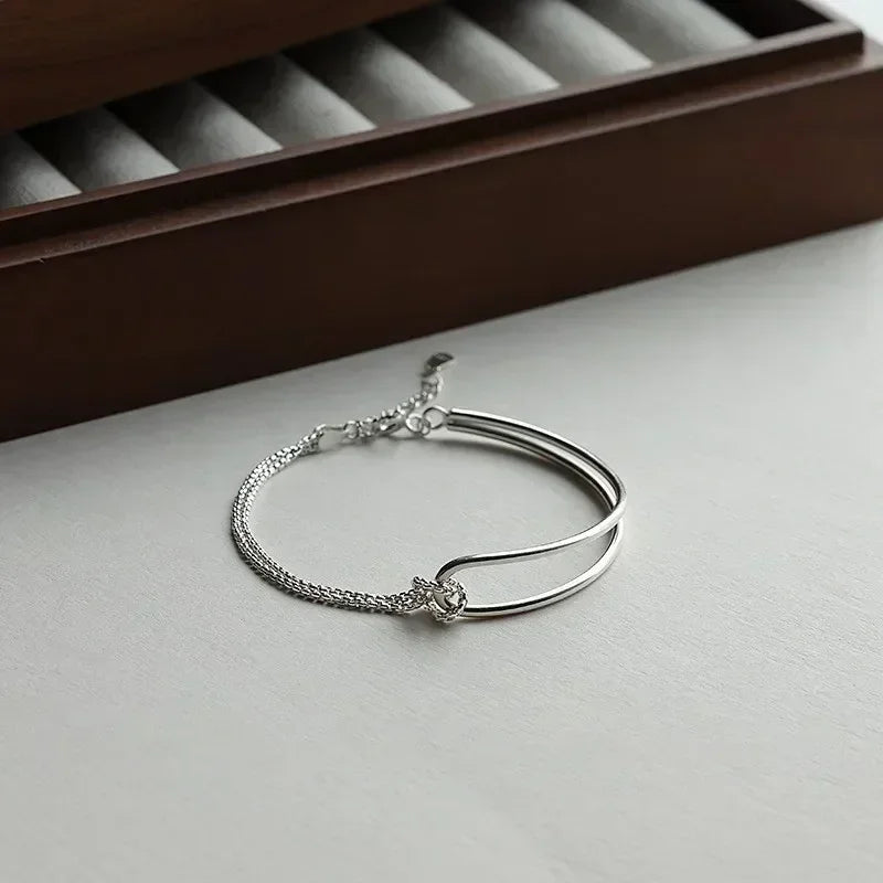 Armband met knoop in moderne stijl