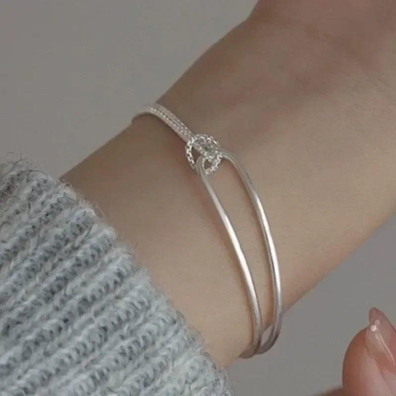 Armband met knoop in moderne stijl
