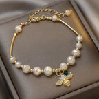 Armband met witte parels en bij