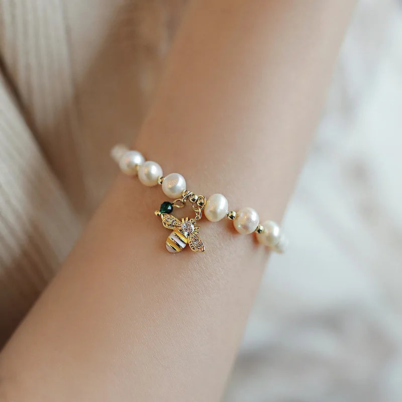 Armband met witte kralen en bij 